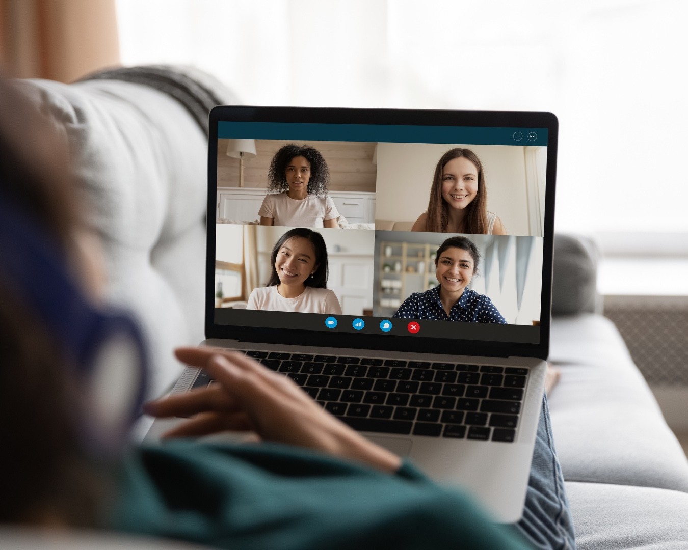 Murid-murid Asia sedang belajar bahasa Inggris di dalam kelas